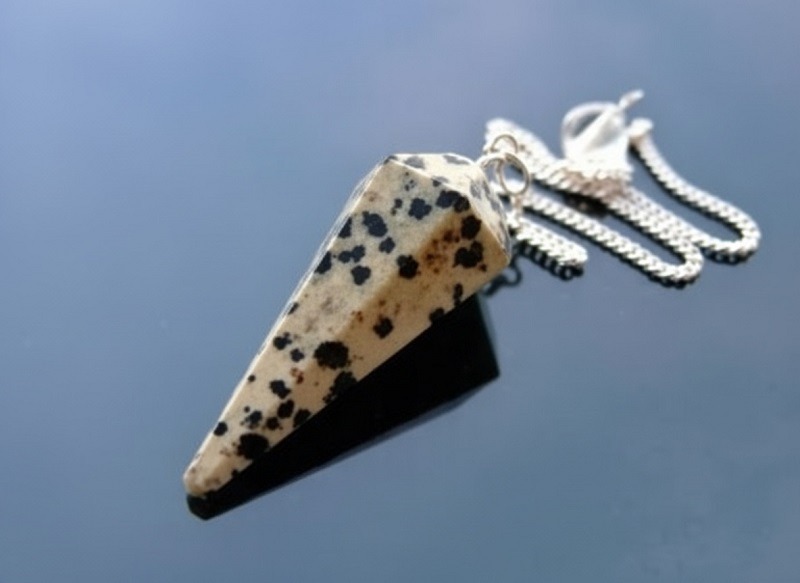 Pendolino in Diaspro Dalmata a forma piramidale 1 Pendolino in Diaspro Dalmata Pendolino diaspro dalmata