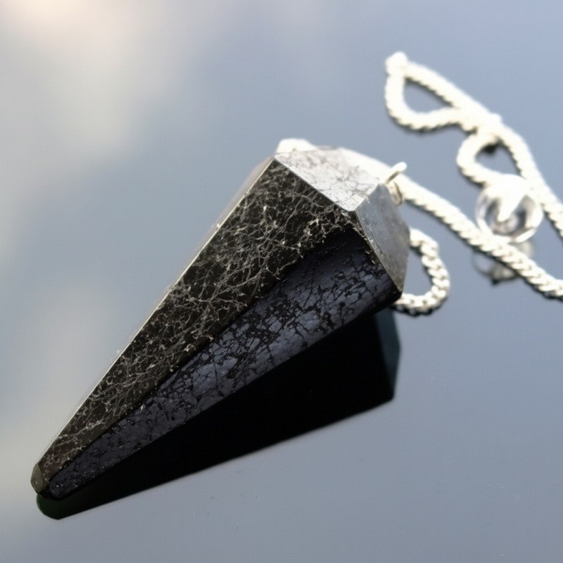 Pendolino in Tormalina nera a forma piramidale 1 Pendolino in Tormalina nera Pendolino in Tormalina nera